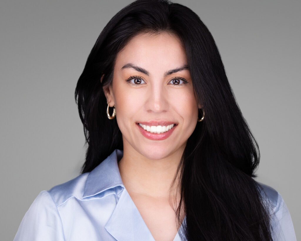 Professional Business Headshot of a woman and what to wear for a headshot