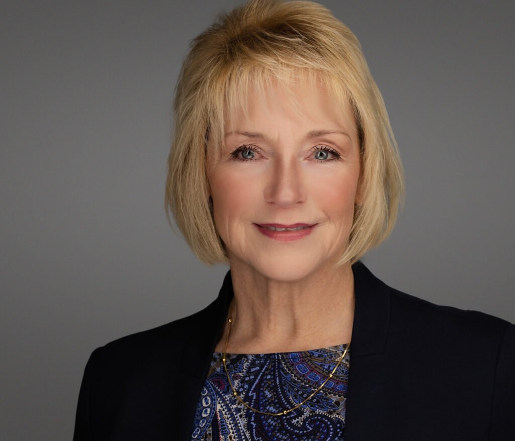 A professional business headshot of a woman in Dallas - 2mmheadshots.com LinkedIn Headshot