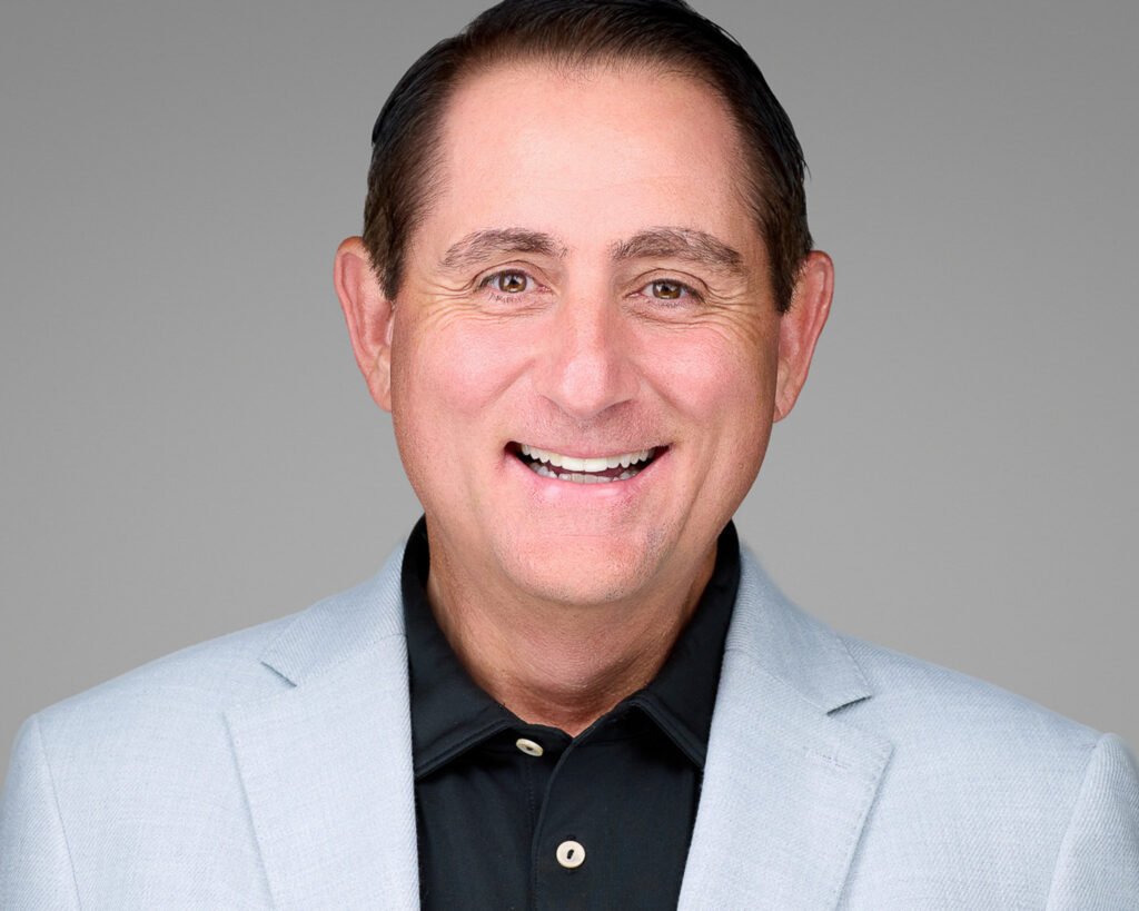 Evoto - 2mmheadshots.com LinkedIn Headshot Example